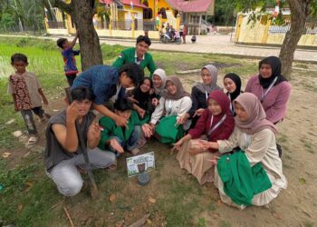 Mahasiswa KKN Kelompok 14 Universitas Malikussaleh (Unimal) membuat lubang resapan biopori bersama warga di Gampong Cot Mee, Nisam, Aceh Utara