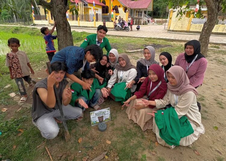 Mahasiswa KKN Kelompok 14 Universitas Malikussaleh (Unimal) membuat lubang resapan biopori bersama warga di Gampong Cot Mee, Nisam, Aceh Utara