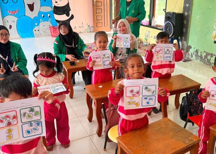 Mahasiswa KKN Kelompok 38 Unimal memberikan pendampingan belajar interaktif kepada murid TK Beudari di Gampong Panton Rayeuk 2, Kecamatan Kuta Makmur, Aceh Utara