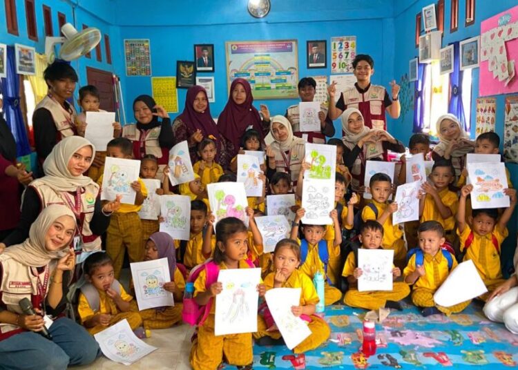 Tawa dan antusiasme anak-anak PAUD Cahaya Permata Gampong Blang Dalam Geunteng saat mengikuti senam sehat dan mewarnai bersama mahasiswa KKN Kelompok 6 Universitas Malikussaleh