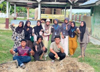 Kelompok 22 KKN-PPM Unimal saat mengolah lahan kosong di area Meunasah Gampong Blang Crok, Aceh Utara, Senin (11/8/2026). Kebun percontohan ini dihadirkan untuk mendorong kemandirian pangan warga gampong