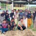 Kelompok 22 KKN-PPM Unimal saat mengolah lahan kosong di area Meunasah Gampong Blang Crok, Aceh Utara, Senin (11/8/2026). Kebun percontohan ini dihadirkan untuk mendorong kemandirian pangan warga gampong