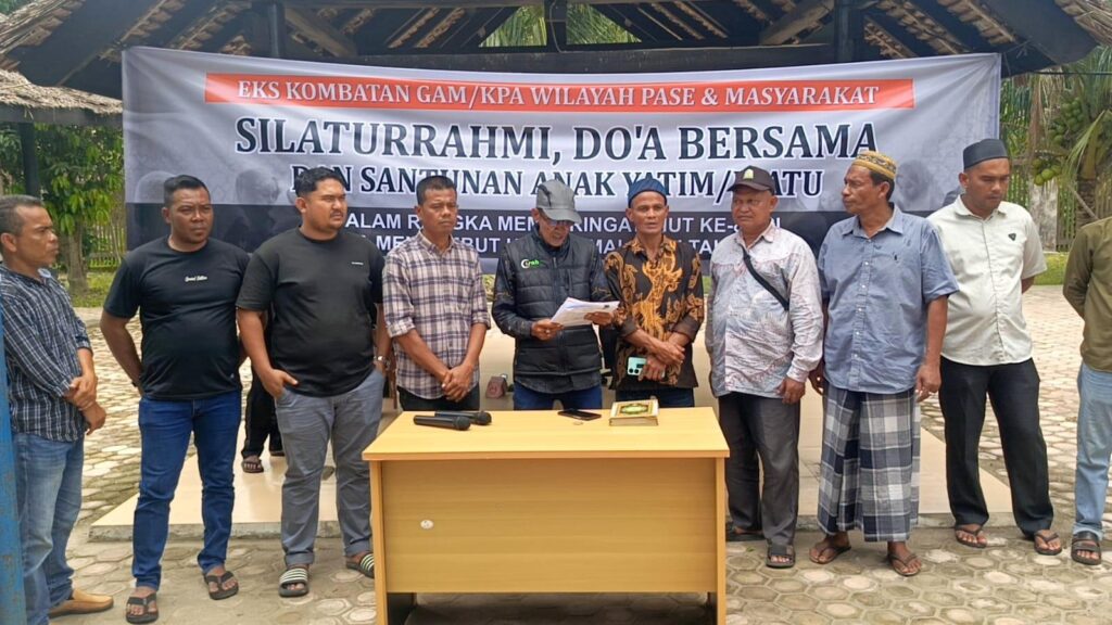 Eks-kombatan GAM/KPA Wilayah Pase menyerukan pesan persatuan dan perdamaian di Serambi Mekkah dalam kegiatan silaturahmi sekaligus menyantuni anak yatim di kompleks rumah Pahlawan Nasional Cut Meutia, Aceh Utara