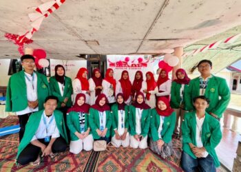 Mahasiswa KKN-PPM Universitas Malikussaleh (Unimal) mendampingi petugas posyandu dalam pelayanan kesehatan ibu dan anak di Gampong Meunasah Krueng, Kecamatan Nisam, Aceh Utara