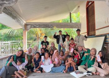 Mahasiswa KKN-PPM Kelompok 16 Unimal membagikan celengan unik kepada anak-anak di Gampong Blang Dalam Tunong, Aceh Utara, Sabtu (15/8/2026), sebagai bagian dari program edukasi "Menabung Sejak Dini"