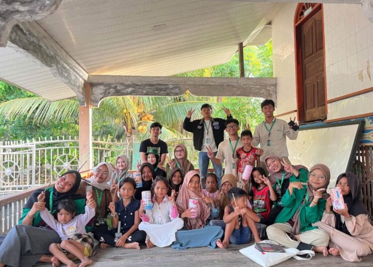 Mahasiswa KKN-PPM Kelompok 16 Unimal membagikan celengan unik kepada anak-anak di Gampong Blang Dalam Tunong, Aceh Utara, Sabtu (15/8/2026), sebagai bagian dari program edukasi "Menabung Sejak Dini"