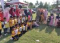 Momen penyerahan hadiah kepada para pemenang Lomba Mewarnai Anak-Anak di Lapangan Simpang Mulieng, Syamtalira Aron