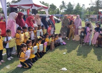 Momen penyerahan hadiah kepada para pemenang Lomba Mewarnai Anak-Anak di Lapangan Simpang Mulieng, Syamtalira Aron