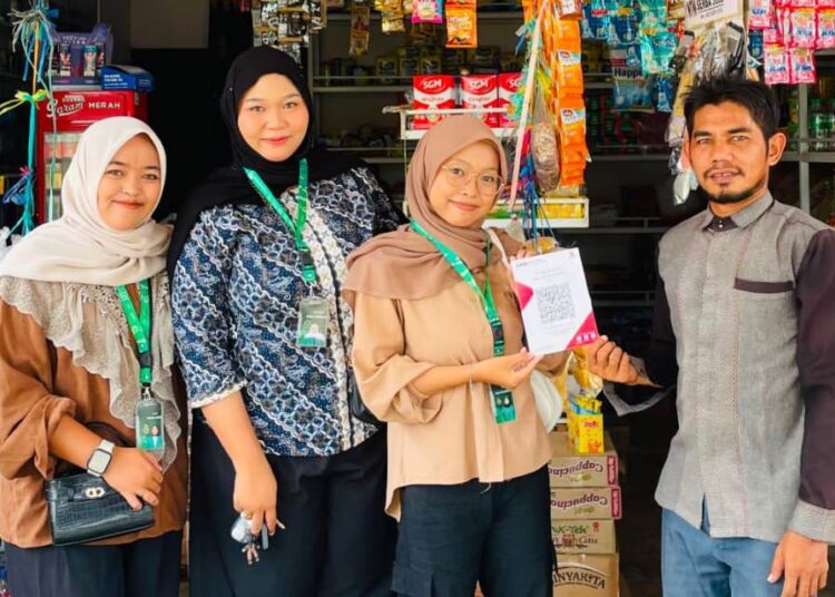 Mahasiswa KKN-PPM Kelompok 16 Universitas Malikussaleh (Unimal) mendata sekaligus mengedukasi pelaku UMKM terkait penggunaan pembayaran digital QRIS di Gampong Blang Dalam Tunong, Kecamatan Nisam