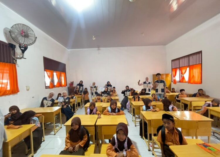 Mahasiswa KKN-PPM Kelompok 9 Universitas Malikussaleh memperagakan enam langkah mencuci tangan yang benar kepada siswa kelas 1 SDN 1 Nisam, Kabupaten Aceh Utara