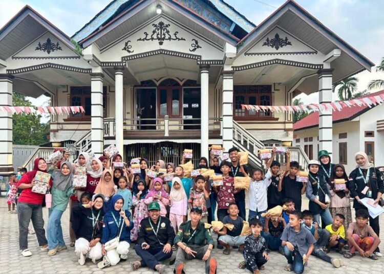 Mahasiswa KKN 56 Unimal foto bersama usai sukses menggelar delapan cabang lomba peringatan HUT ke-81 RI di Gampong Meunasah Blang Ara, Aceh Utara