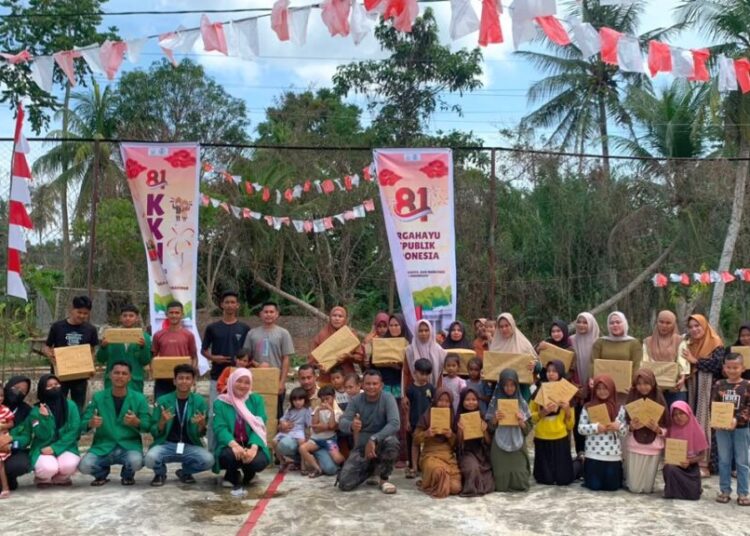 Antusiasme warga Desa Pulo Rayeuk, Aceh Utara, saat pembagian hadiah perlombaan HUT ke-81 RI yang digagas oleh Mahasiswa KKN Kelompok 55 Unimal