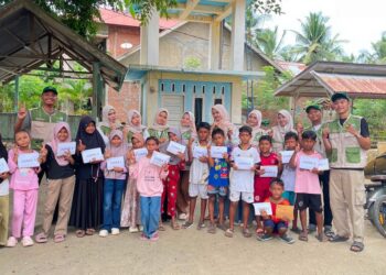 Momen pembagian hadiah rangkaian perlombaan HUT ke-81 RI yang digelar Mahasiswa KKN Unimal Angkatan XXXIX Kelompok 41 dan 42 di Desa Mulieng Meucat, Kuta Makmur, Aceh Utara