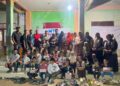 Kebahagiaan anak-anak Desa Geulumpang Pirak saat menerima hadiah lomba MTQ dan HUT ke-81 RI dari mahasiswa KPM UIN Sultanah Nahrasiyah Lhokseumawe, Kecamatan Paya Bakong, Aceh Utara