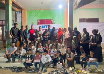 Kebahagiaan anak-anak Desa Geulumpang Pirak saat menerima hadiah lomba MTQ dan HUT ke-81 RI dari mahasiswa KPM UIN Sultanah Nahrasiyah Lhokseumawe, Kecamatan Paya Bakong, Aceh Utara