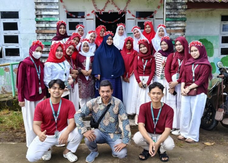 Kader Posyandu Kamboja didampingi mahasiswa KKN Kelompok 13 Unimal melayani pemeriksaan kesehatan warga Gampong Barat, Kecamatan Nisam, Aceh Utara