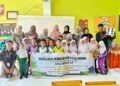 Aksi edukatif mahasiswa KKN Kelompok 59 Unimal saat mendampingi siswa SD Negeri 2 Kuta Makmur belajar membaca lewat media susun huruf,