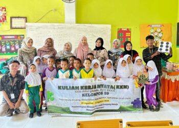 Aksi edukatif mahasiswa KKN Kelompok 59 Unimal saat mendampingi siswa SD Negeri 2 Kuta Makmur belajar membaca lewat media susun huruf,