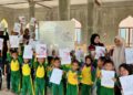 Mahasiswa KKN Unimal Kelompok 39 mengajarkan tata cara mencuci tangan dengan lagu dan poster kepada siswa RA Bungong Ban Keumang di Desa Meunasah Rayeuk, Nisam, Aceh Utara