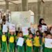 Mahasiswa KKN Unimal Kelompok 5 mengajarkan tata cara mencuci tangan dengan lagu dan poster kepada siswa RA Bungong Ban Keumang di Desa Meunasah Rayeuk, Nisam, Aceh Utara