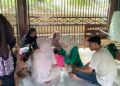 Mahasiswa KKN Kelompok 44 Unimal mendampingi kader Posyandu saat menggelar pemeriksaan kesehatan rutin untuk warga di Gampong Cot Seumiyong, Kuta Makmur, Aceh Utara