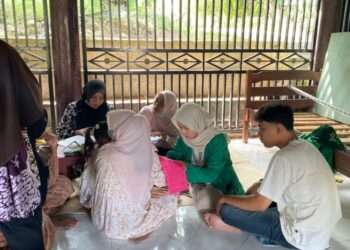 Mahasiswa KKN Kelompok 44 Unimal mendampingi kader Posyandu saat menggelar pemeriksaan kesehatan rutin untuk warga di Gampong Cot Seumiyong, Kuta Makmur, Aceh Utara