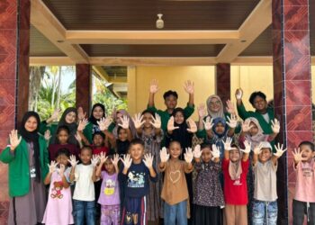 Keceriaan anak-anak Gampong Cot Leupee saat mengikuti edukasi cuci tangan praktis bersama mahasiswa KKN-PPM Unimal Kelompok 10 sebagai bagian dari aksi tanggap PHBS sejak dini