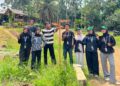 Mahasiswa KKN Kelompok 39 Universitas Malikussaleh memasang plang nama lorong di Desa Sido Muliyo, Kuta Makmur, Aceh Utara
