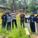 Mahasiswa KKN Kelompok 39 Universitas Malikussaleh memasang plang nama lorong di Desa Sido Muliyo, Kuta Makmur, Aceh Utara
