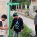 Mahasiswa KKN-PPM Kelompok 29 Unimal memasang plang nama lorong di Desa Cempeudak, Kuta Makmur, Aceh Utara, Rabu (26/8/2026). Pemasangan ini dilakukan untuk memudahkan navigasi serta pencarian alamat bagi warga setempat dan pendatang