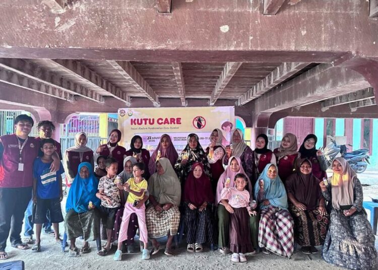 Aksi mahasiswa KKN Kelompok 11 Universitas Malikussaleh saat mendampingi anak-anak dalam program "Kutu Care" di Desa Seuneubok, Nisam, Aceh Utara