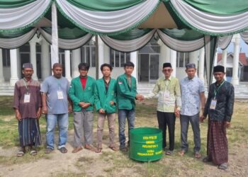 Bertepatan dengan momen peringatan Maulid Nabi Muhammad SAW (25/8/2026), mahasiswa KKN-PPM Unimal Kelompok 5 menyerahkan fasilitas tempat sampah berbahan drum bekas di area masjid Desa Meunasah Rayeuk, Aceh Utara.