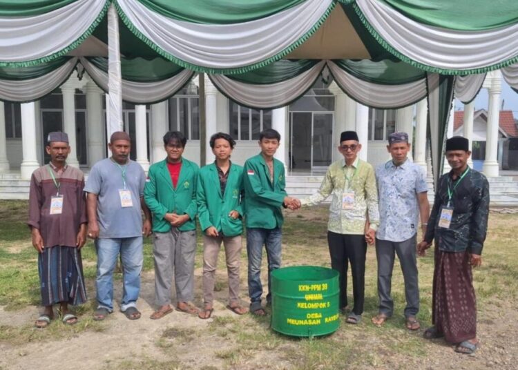 Bertepatan dengan momen peringatan Maulid Nabi Muhammad SAW (25/8/2026), mahasiswa KKN-PPM Unimal Kelompok 5 menyerahkan fasilitas tempat sampah berbahan drum bekas di area masjid Desa Meunasah Rayeuk, Aceh Utara.
