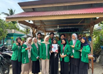 Mahasiswa KKN Kelompok 15 Universitas Malikussaleh (Unimal) mendampingi pelaku UMKM saat menerapkan sistem pembayaran nontunai QRIS di Gampong Blang Dalam Baroh, Nisam, Aceh Utara