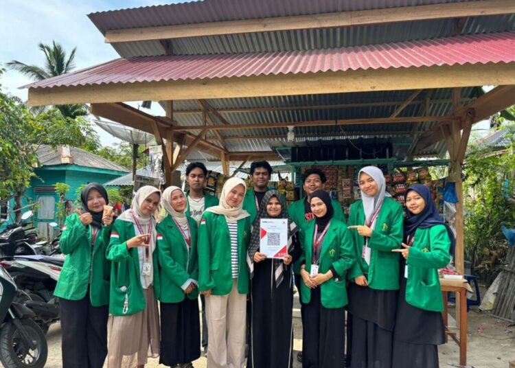 Mahasiswa KKN Kelompok 15 Universitas Malikussaleh (Unimal) mendampingi pelaku UMKM saat menerapkan sistem pembayaran nontunai QRIS di Gampong Blang Dalam Baroh, Nisam, Aceh Utara