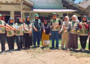 Mahasiswa KKN Kelompok 42 Unimal mengenalkan sekaligus menerapkan teknologi biopori sederhana kepada warga Desa Mulieng Meucat, Kuta Makmur, Aceh Utara