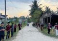 KKN Kelompok 11 Unimal pasang reflektor lampu jalan di Desa Seuneubok, Aceh Utara, Jumat (28/8/2026). Inisiatif ini dirancang untuk meningkatkan kenyamanan serta keamanan aktivitas warga di malam hari