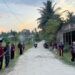 KKN Kelompok 11 Unimal pasang reflektor lampu jalan di Desa Seuneubok, Aceh Utara, Jumat (28/8/2026). Inisiatif ini dirancang untuk meningkatkan kenyamanan serta keamanan aktivitas warga di malam hari
