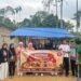 Mahasiswa KKN Kelompok 39 Unimal memasang spanduk promosi UMKM warga di Desa Sido Muliyo, Kutamakmur, Aceh Utara