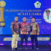 Bupati Aceh Utara, Ismail A. Jalil (Ayahwa), menerima penghargaan Serambi Award 2026 kategori "Pelopor Gerakan Membumikan Al-Qur'an" dari Pemred Serambi Indonesia Zainal Arifin M. Nur dan Pemimpin Perusahaan Firdaus D. di Gedung AAC Dayan Dawood, Banda Aceh
