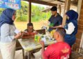Tim Mahasiswa KKN Kelompok 30 Unimal melakukan pemeriksaan kesehatan gratis secara door to door di Gampong Seuneubok Drien, Aceh Utara