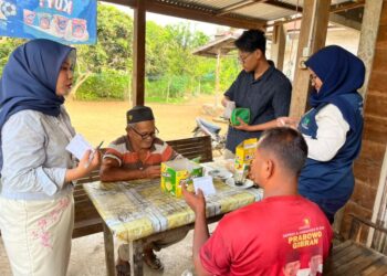 Tim Mahasiswa KKN Kelompok 30 Unimal melakukan pemeriksaan kesehatan gratis secara door to door di Gampong Seuneubok Drien, Aceh Utara