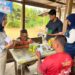 Tim Mahasiswa KKN Kelompok 30 Unimal melakukan pemeriksaan kesehatan gratis secara door to door di Gampong Seuneubok Drien, Aceh Utara