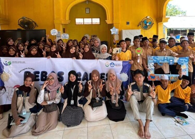 Mahasiswa KKN-PPM Kelompok 9 Universitas Malikussaleh (Unimal) memberikan edukasi pencegahan penyakit skabies kepada siswa SMPS IT Meurah Alhasani di Gampong Teungoh, Kecamatan Nisam, Aceh Utara