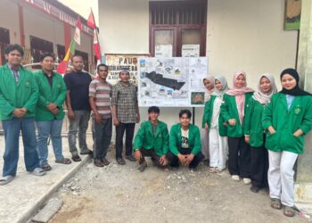 Mahasiswa KKN Kelompok 15 Unimal menyerahkan peta administrasi desa kepada aparatur Gampong Blang Dalam Baroh, Nisam, Aceh Utara, Senin (31/8/2026), sebagai tanda berakhirnya masa pengabdian mereka