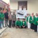 Mahasiswa KKN Kelompok 15 Unimal menyerahkan peta administrasi desa kepada aparatur Gampong Blang Dalam Baroh, Nisam, Aceh Utara, Senin (31/8/2026), sebagai tanda berakhirnya masa pengabdian mereka