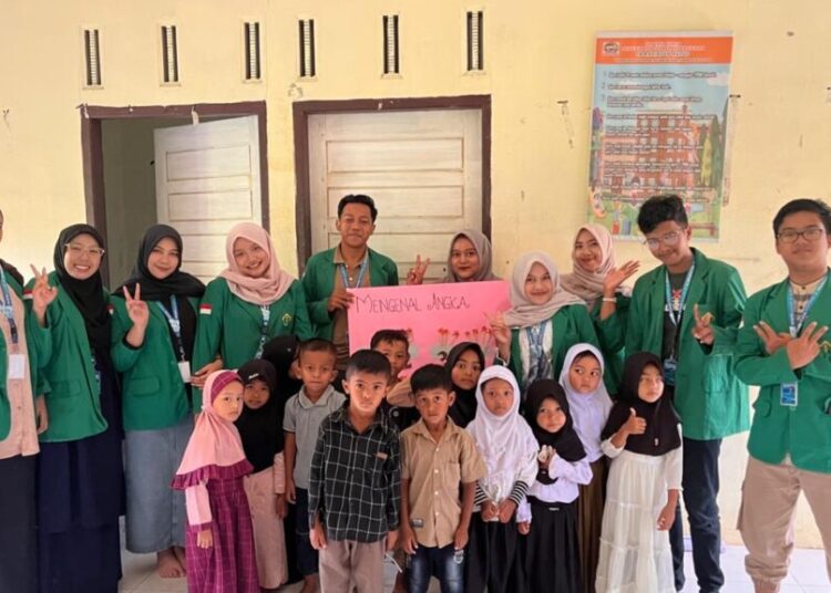 Mahasiswa KKN Kelompok 21 Unimal mengenalkan konsep angka lewat permainan edukatif kepada murid TK Raziatun Nufus di Desa Meunasah Krueng