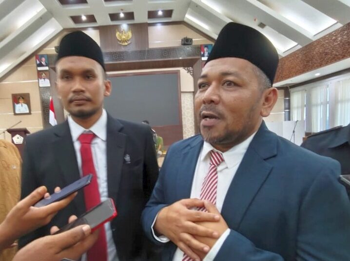 Direktur Utama Perusahaan Daerah Bina Usaha (PDBU) Perseroda periode 2026–2030, Zulfikar, S.T. (kanan), bersama Dewan Komisaris PDBU, M. Khalis, S.IP., resmi dilantik di Lhoksukon, Aceh Utara