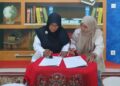 Ketua UPT Perpustakaan UIN Sultanah Nahrasiyah Lhokseumawe, Dr. Nurjannah, saat menandatangani nota kerja sama dengan Ketua Perpustakaan Cerdas Bangsa Gampong Ude, Syarwiyah, di Kabupaten Aceh Utara