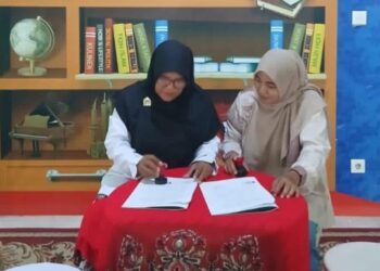 Ketua UPT Perpustakaan UIN Sultanah Nahrasiyah Lhokseumawe, Dr. Nurjannah, saat menandatangani nota kerja sama dengan Ketua Perpustakaan Cerdas Bangsa Gampong Ude, Syarwiyah, di Kabupaten Aceh Utara